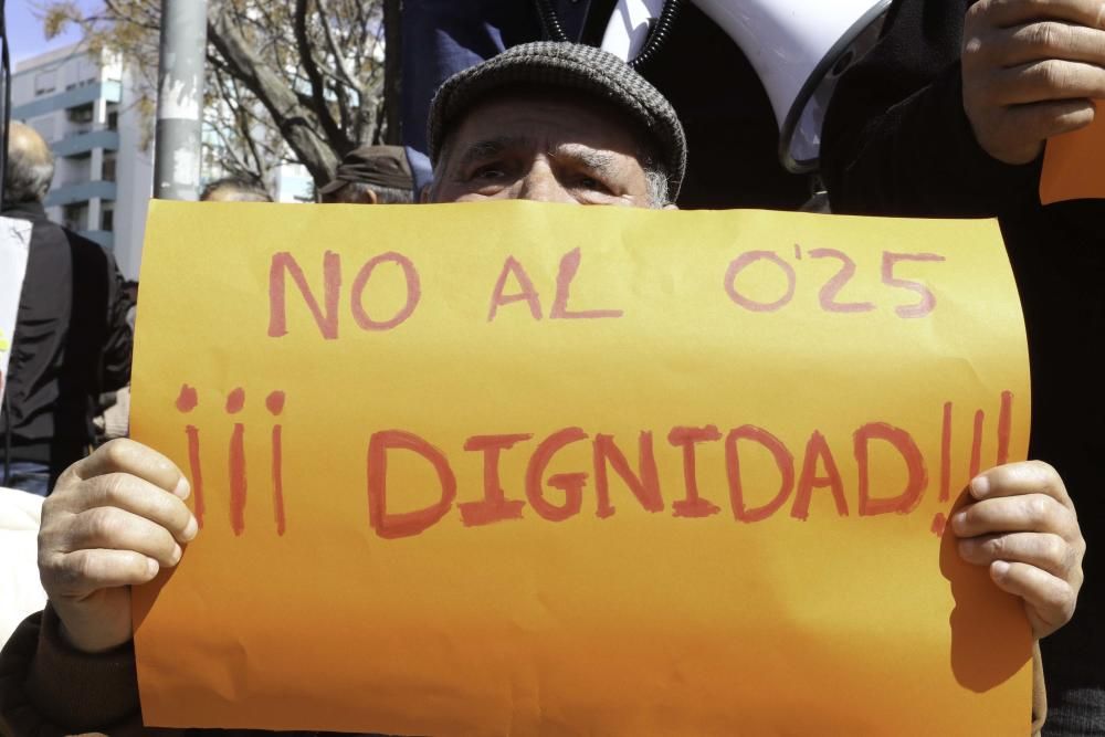 Tres generaciones llenan el parque de la Paz y acusan a los diferentes gobiernos de "olvidar" a los ciudadanos