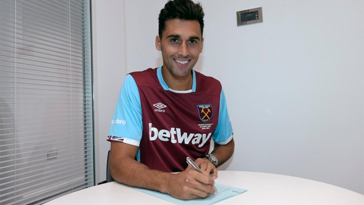 Arbeloa, firmando su contrato con el West Ham.