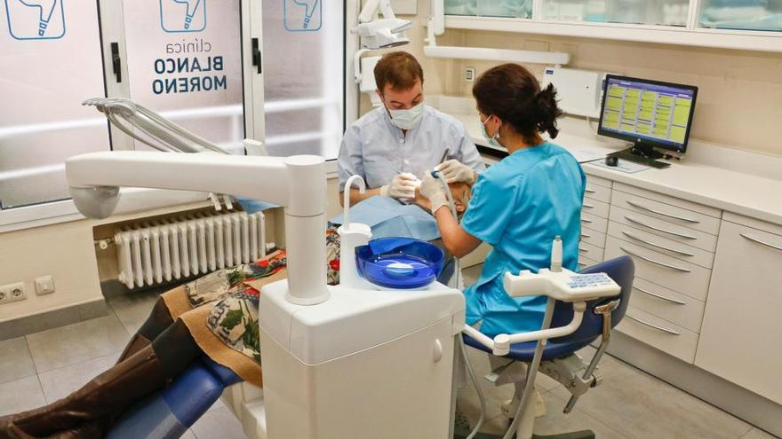 Exploración de un paciente en una clínica dental de Oviedo.