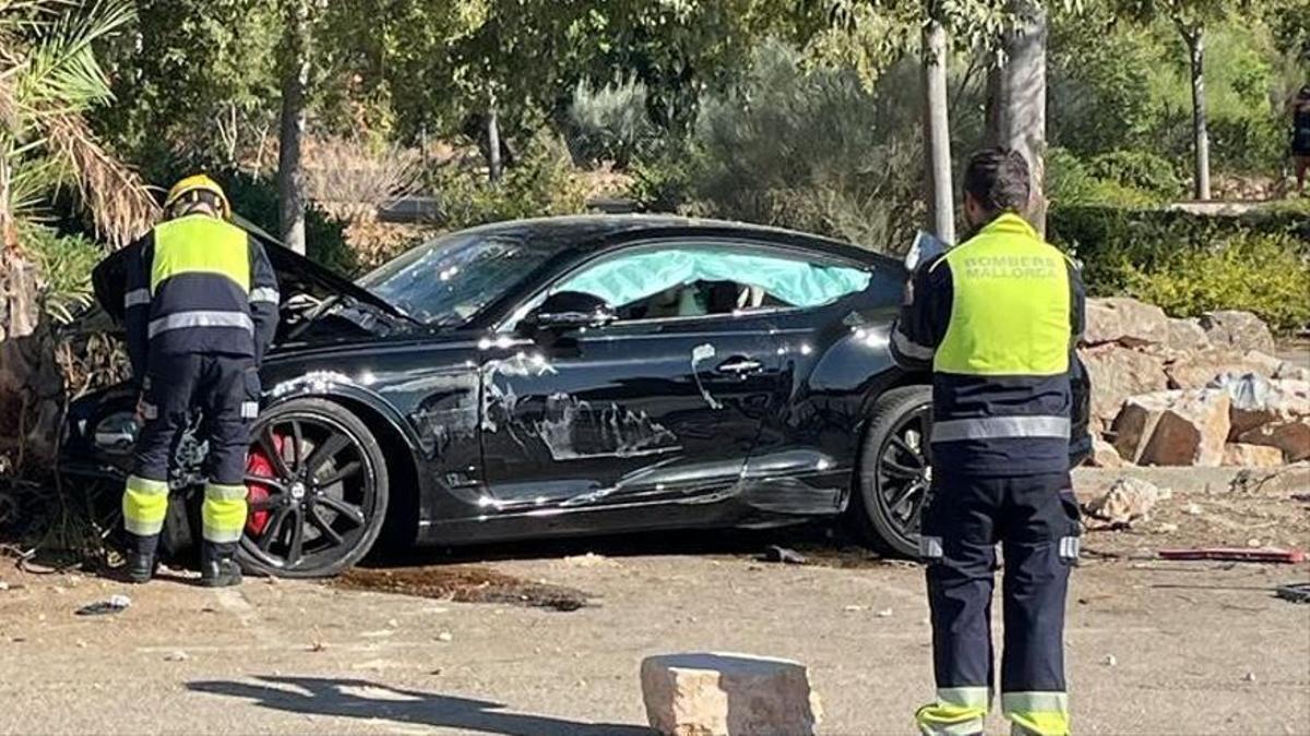 Estrella su coche de lujo contra una palmera en Calvià