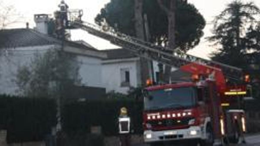 Crema la xemeneia d&#039;una casa de dos plantes al barri de Pont Major