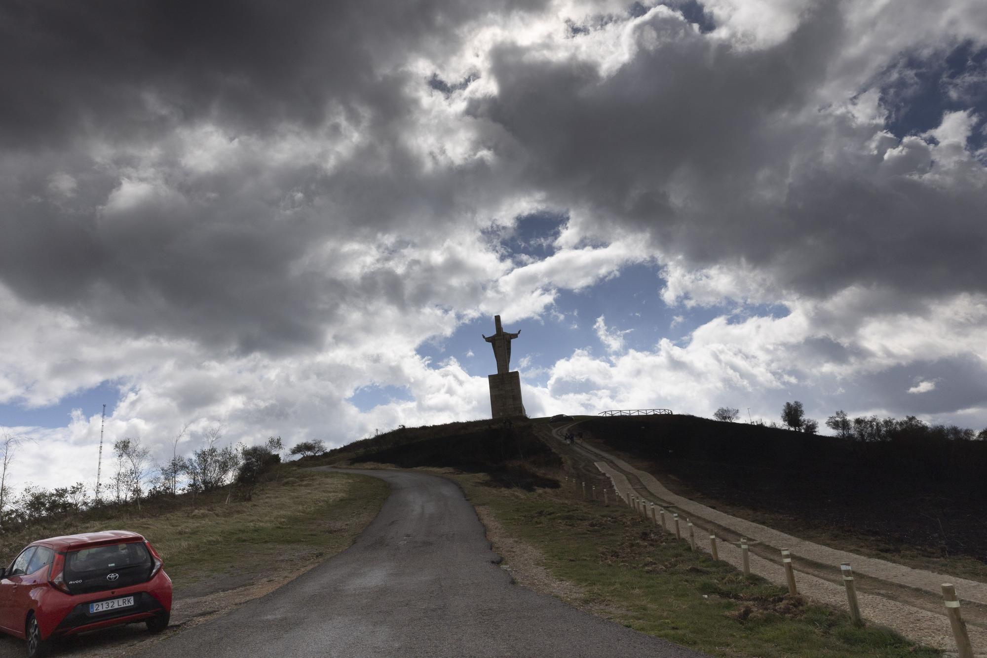 El Naranco, devastado por las llamas.