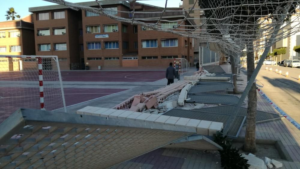 El muro del Colegio Maristas que ha caído por el fuerte poniente que sopla hoy en Cullera.