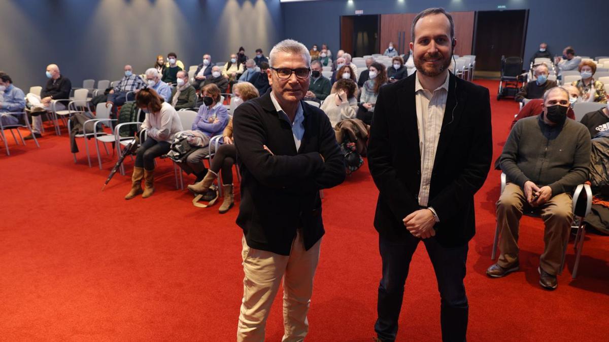 Ángel Menéndez, a la izquierda, y José Miguel Bermúdez, ayer, en el Club. | Miki López