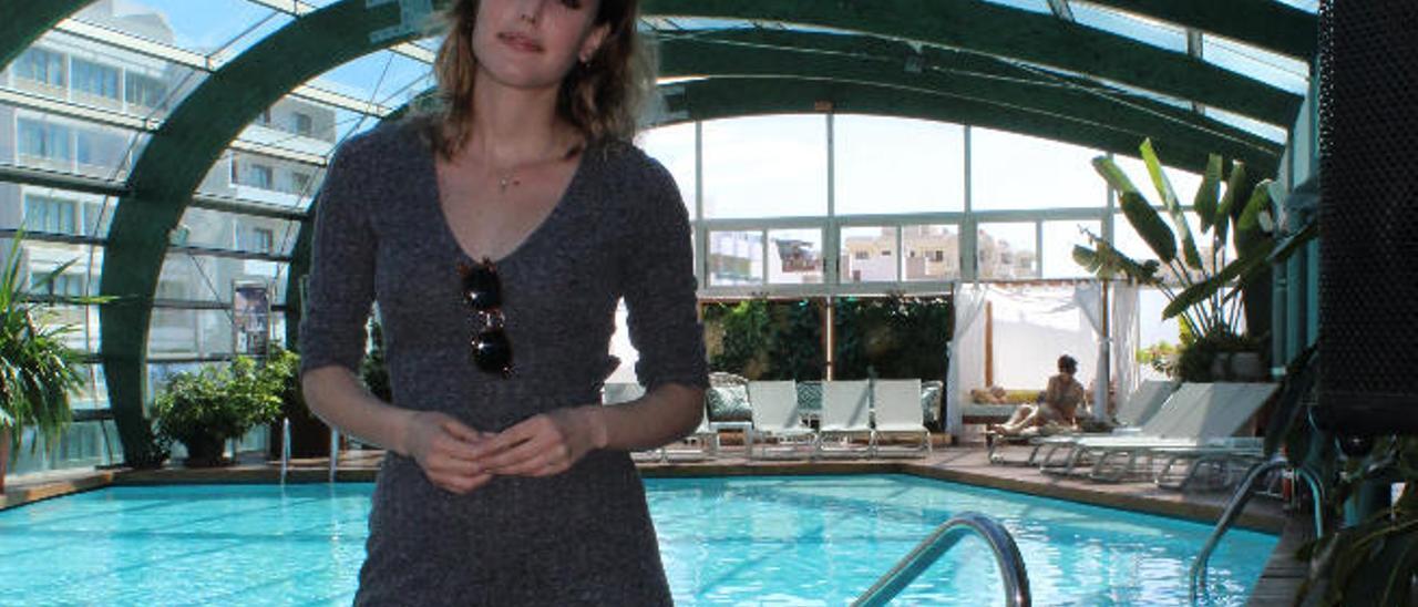 La actriz Natalia de Molina, ayer, junto a la piscina del Arrecife Gran Hotel.