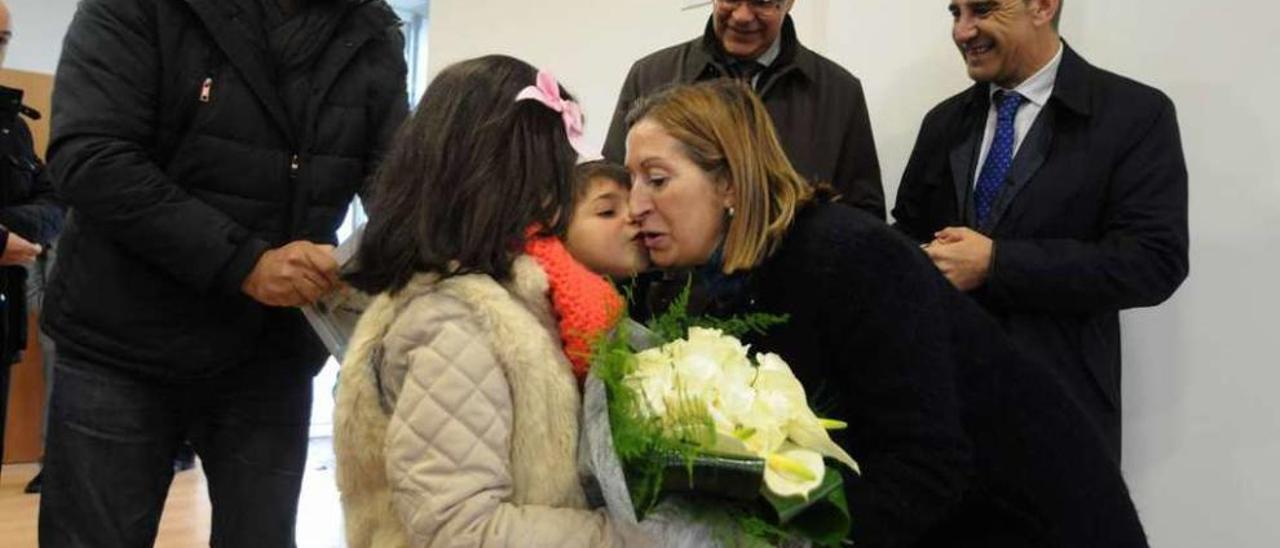 &quot;Es de bien nacidos ser agradecidos&quot; | El que aparece en la foto al lado de sus niños entregando un ramo de flores y una placa de agradecimiento a la ministra Ana Pastor es Luis Rey, el presidente de los comuneros de San Miguel. Ayer explicaba que tuvieron este gesto con la titular de Fomento -ahora en funciones- &quot;porque es de bien nacidos ser agradecidos, y no cabe duda de que nos ayudó mucho a preservar nuestros montes, proteger la laguna y conseguir el centro de interpretación ubicado en este lugar llamado a ser uno de los grandes atractivos turísticos y lúdicos de nuestro pueblo&quot;.