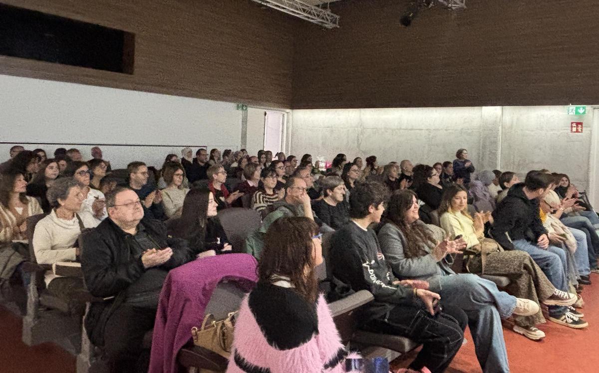 El públic omple la sala del Centre Cívic Nord durant la presentació de SomTEA, aquest dissabte