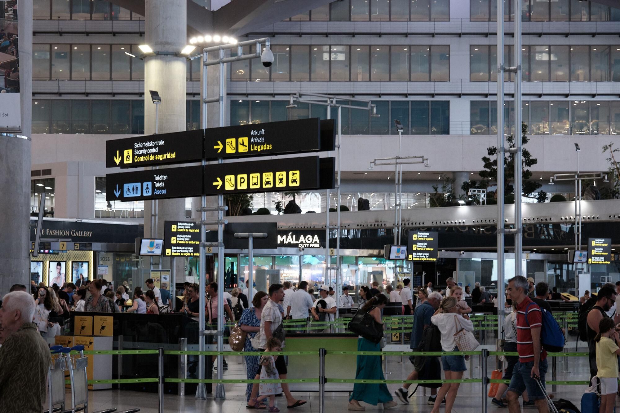 Máxima actividad en el aeropuerto en el comienzo de las vacaciones