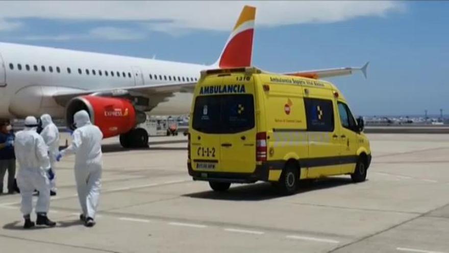 Coronavirus | Reciben con EPI en el aeropuerto de Lanzarote a un pasajero positivo por coronavirus