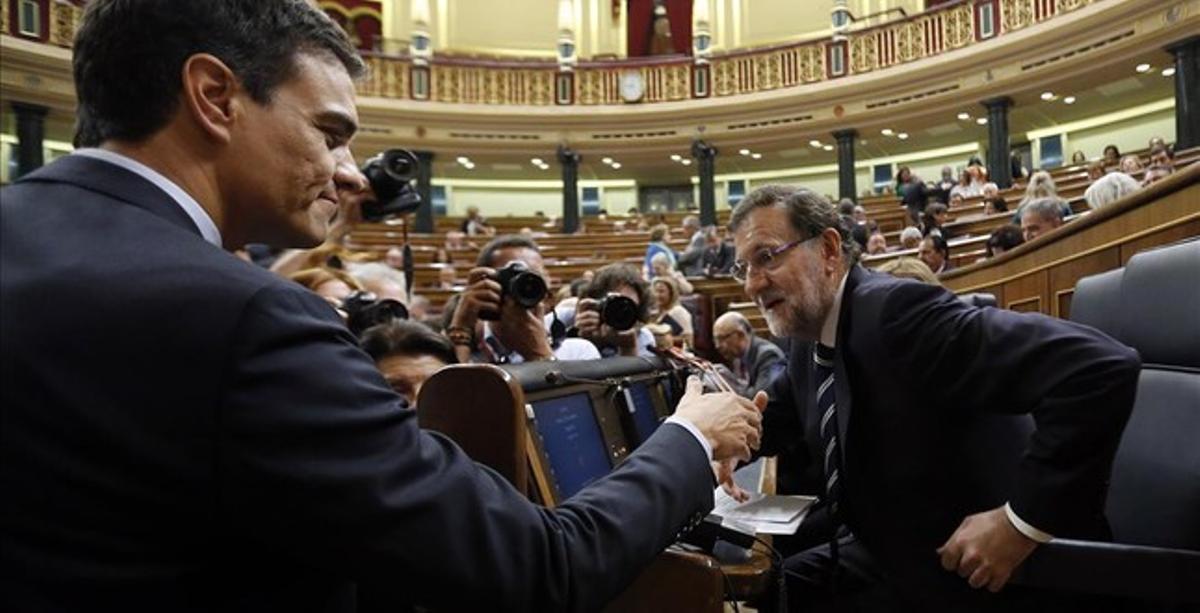 Pedro Sánchez saluda a Mariano Rajoy, durante un pleno del Congreso.