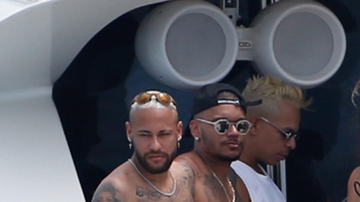 Neymar navega con un grupo de amigos en Ibiza