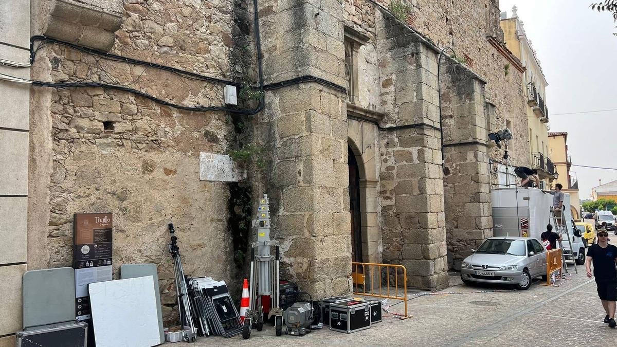 La iglesia de San Lorenzo de Trujillo durante el rodaje del corto Kairós en 2023