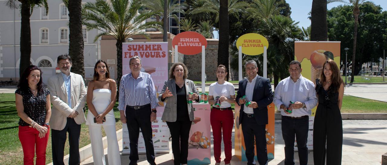 Los organizadores de la iniciativa para regalar fruta en el Puerto de cartagena