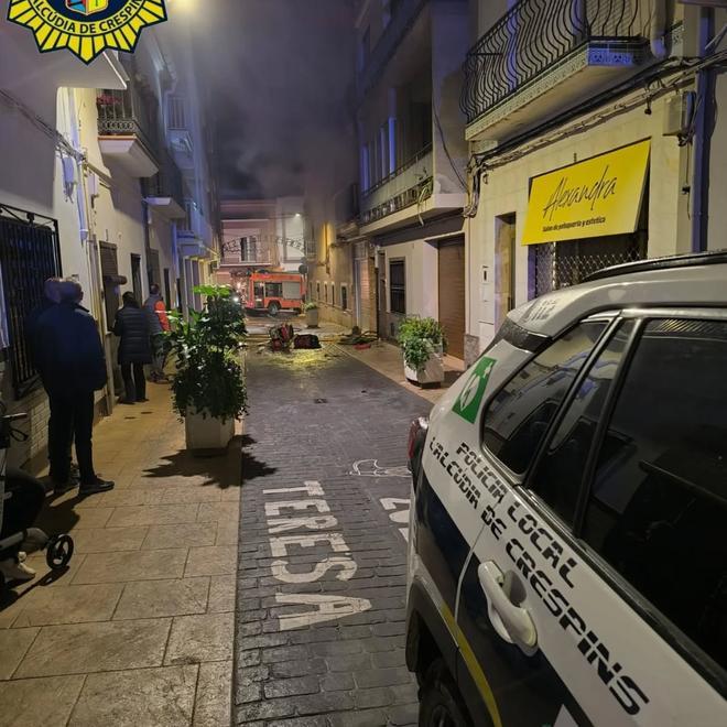 Una pareja es salvada por la Policía Local y vecinos en un incendio declarado en l'Alcúdia de Crespins