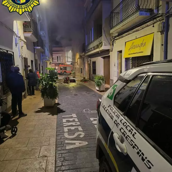 Una pareja es salvada por la Policía Local y vecinos en un incendio declarado en l'Alcúdia de Crespins