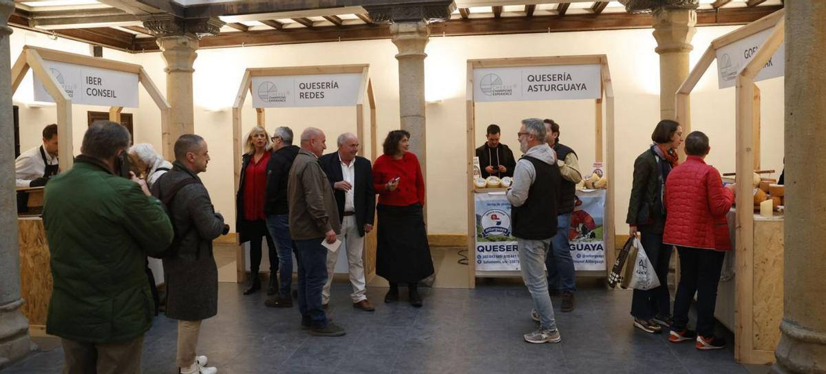 Ambiente en los puestos queseros instalados en la planta baja de Rúa Quince. | Luisma Murias