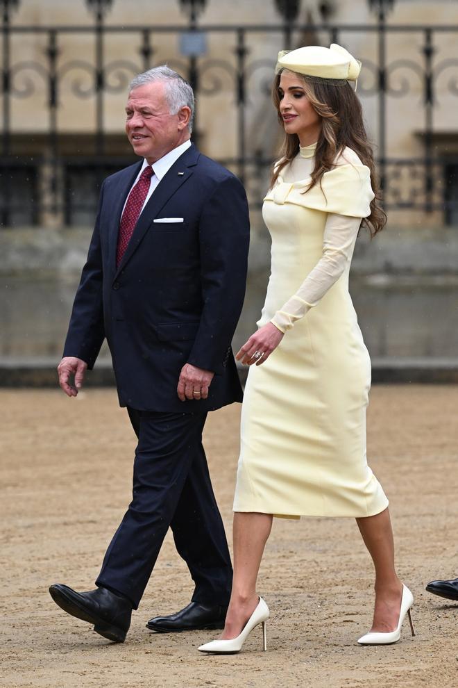 Rania de Jordania con vestido amarillo a juego con su tocado