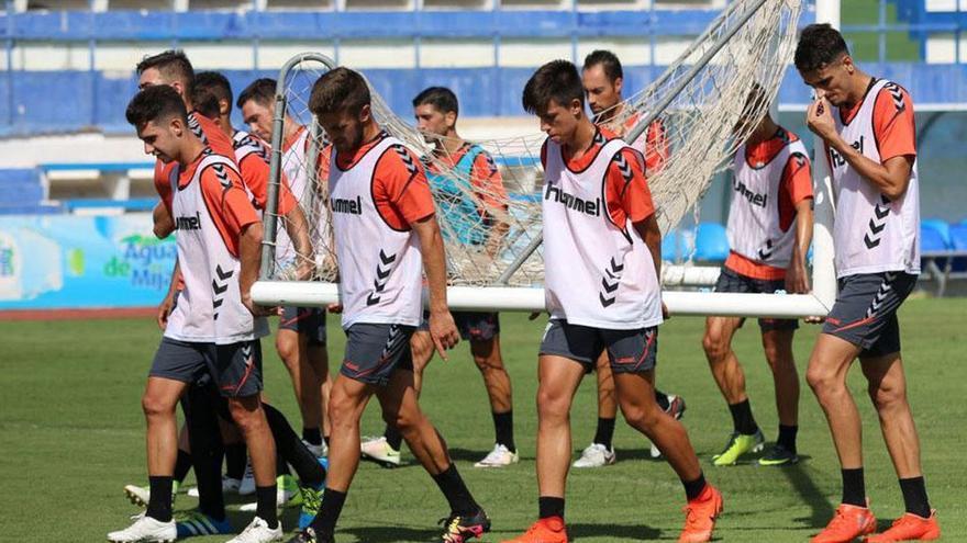 Los jugadores del Marbella FC, durante un entrenamiento reciente.