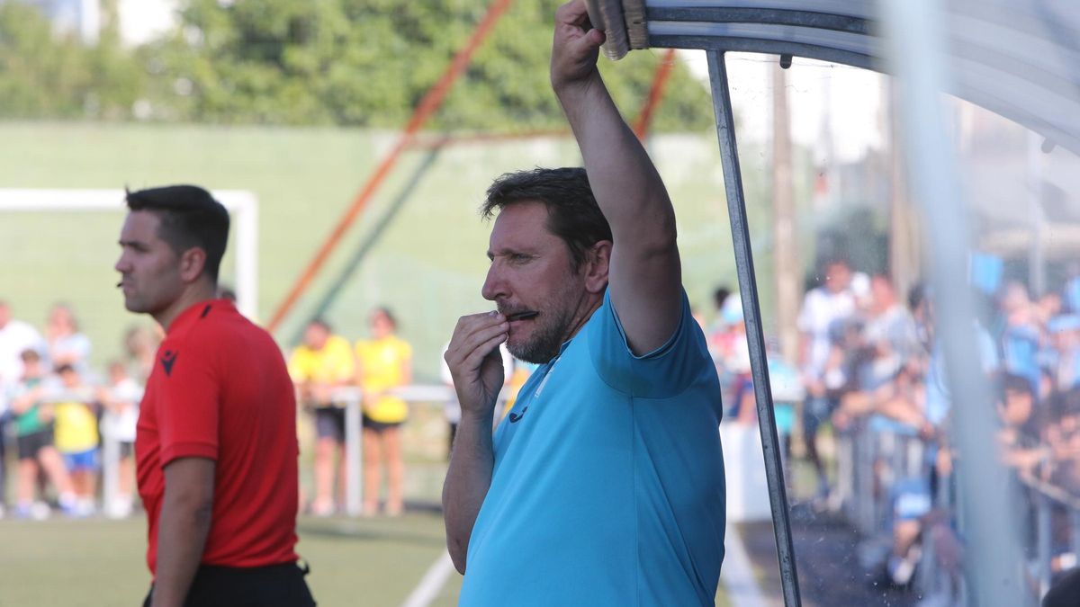 El nuevo entrenador del Alondras, Rafa Villaverde, en su último partido al frente del Beluso en la fase de ascenso a Tercera.