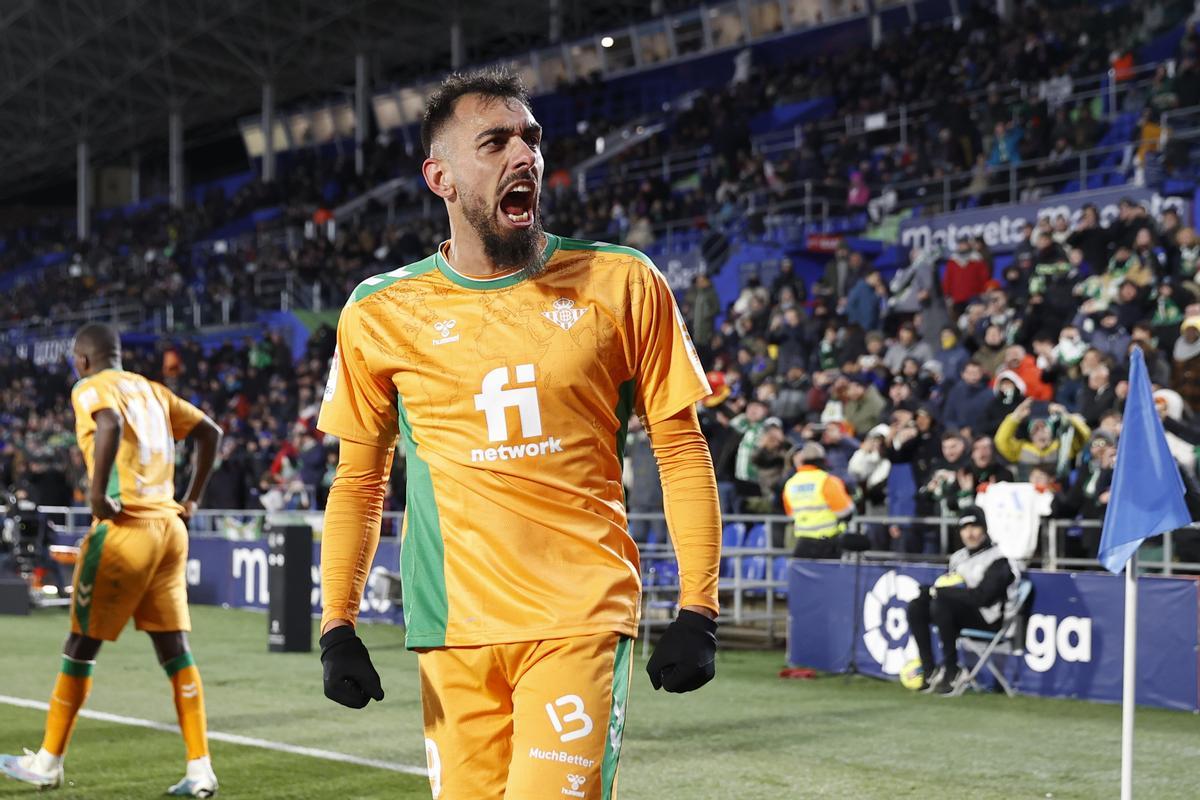 GETAFE (MADRID), 28/01/2023.- El delantero del Betis, Borja Iglesias, celebra el primer gol del equipo andaluz durante el encuentro correspondiente a la jornada 19 de Primera División que Getafe CF y Real Betis disputan hoy sábado en el Coliseum Alfonso Pérez, en Getafe. EFE / Chema Moya.