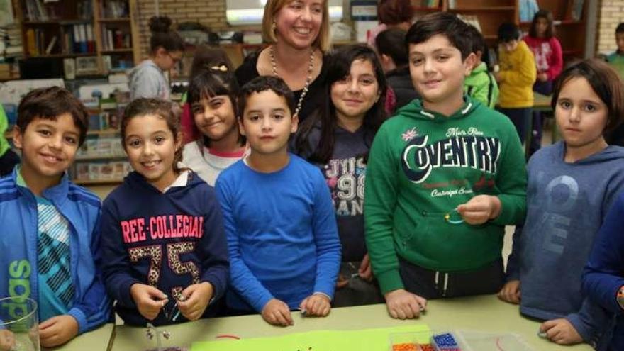 Taller para enseñar a los niños a elaborar collares artesanos. // Muñiz