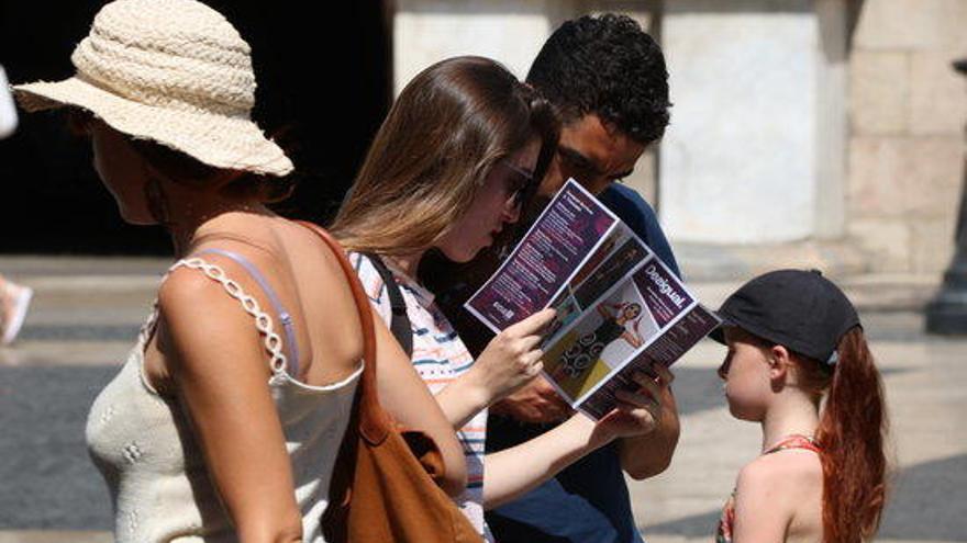 Un grup de turistes mirant un fulletó