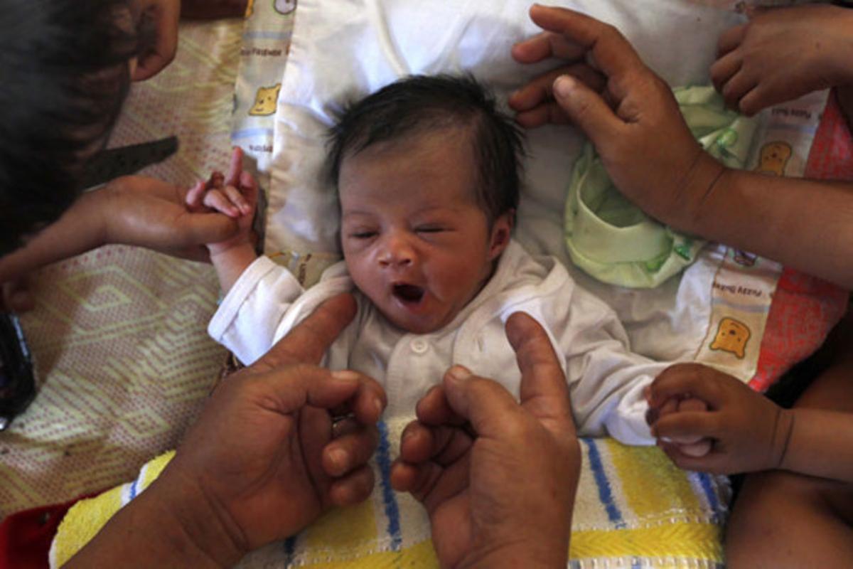 Aizee Tumanda, un nadó de sis dies que va néixer a la teulada d’una clínica inundada, badalla en un alberg de Cagayan d’Oro City, al sud de l’illa de Mindanao (Filipines).