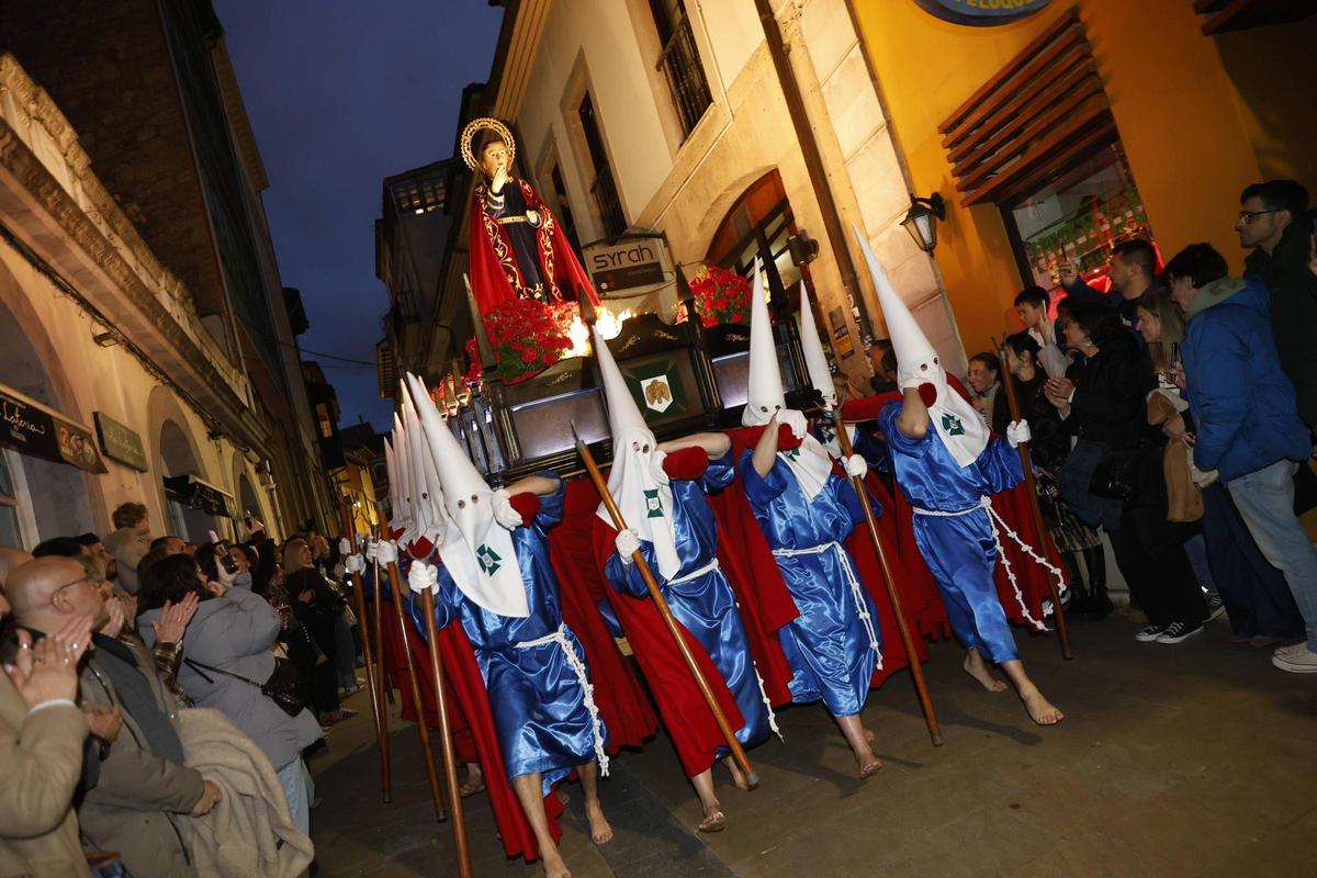 EN IMÁGENES: La multitudinaria procesión del Encuentro en Avilés