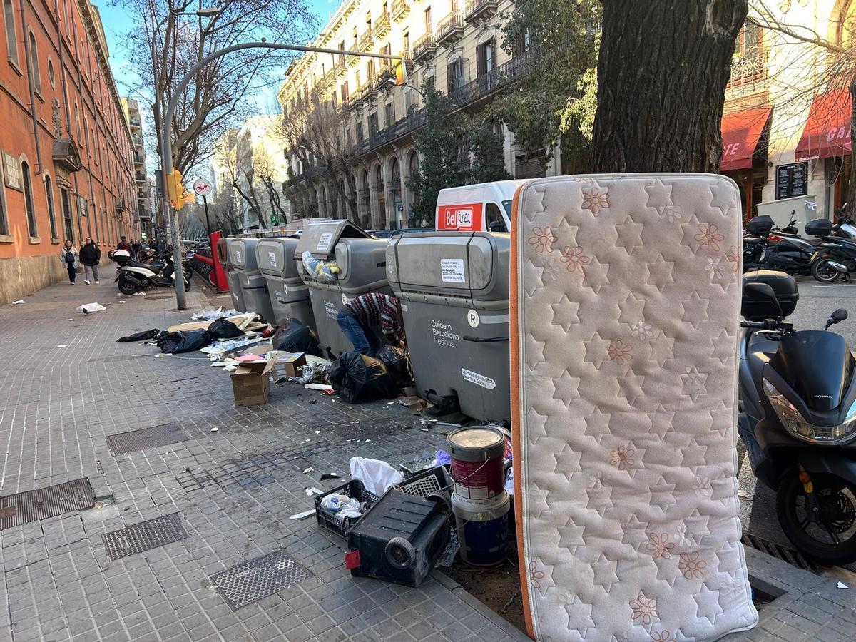 Residuos junto a contenedores en la calle de Comerç, este miércoles.