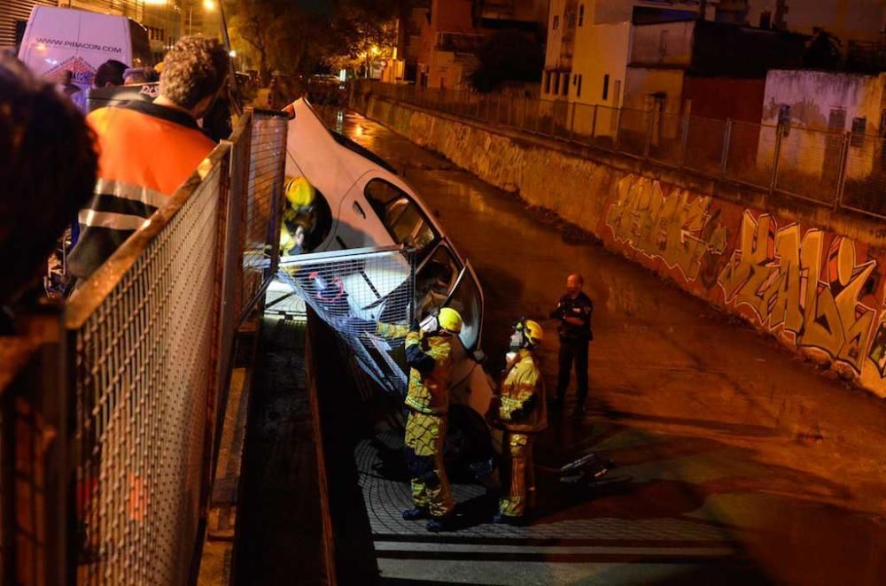 Bei einem Unfall in Palma stürzte ein Pkw samt drei Insassen in einen Graben. Der körperlich behinderte Beifahrer musste von der Feuerwehr aus dem Auto gerettet werden.