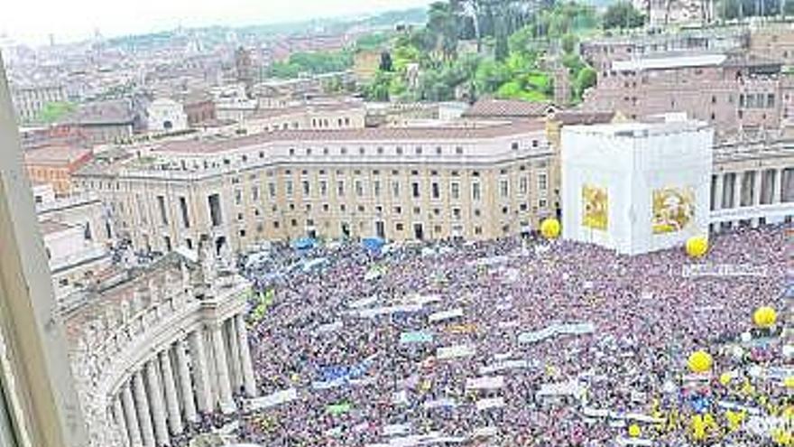 El Papa saluda a la multitud congregada en San Pedro para el Regina Coeli.