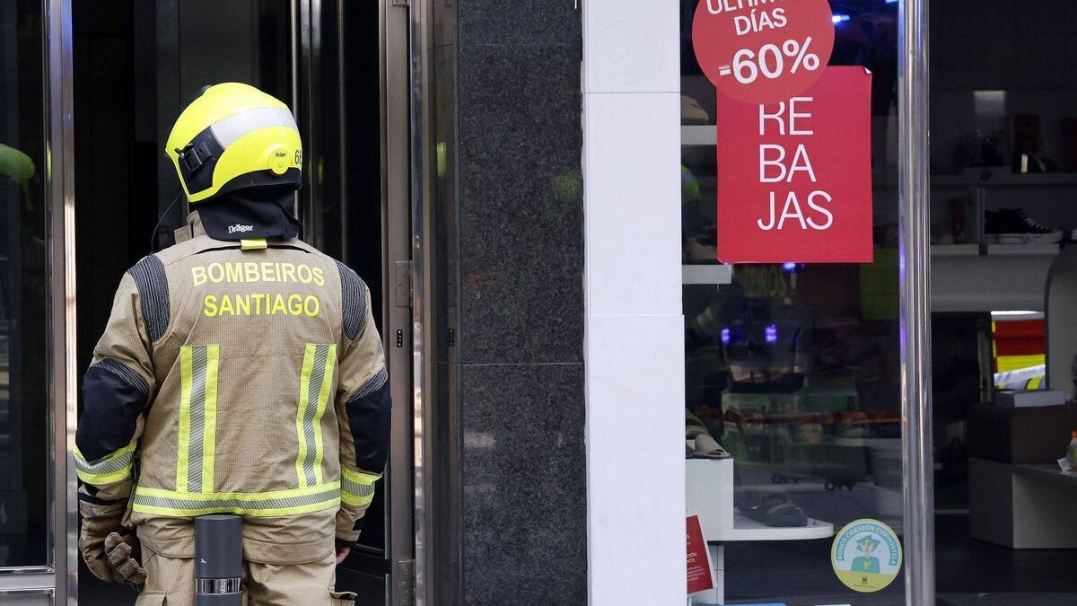 Un Bombero de Santiago durante una intervención