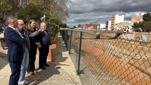 Salvador Navarro, primero por la izquierda, y Ángela de Miguel, tercera, este lunes.