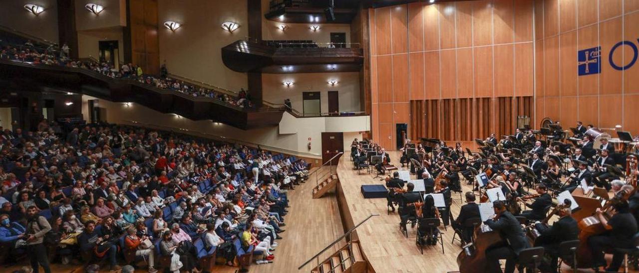 La OFIL, en plena actuación, anoche, en el Auditorio.