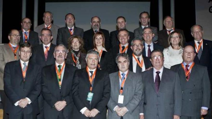 Imagen de los miembros del consejo de administración de CAM junto a varios directivos.