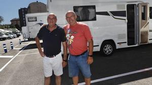 Félix Juan Díaz, a la izquierda, junto a otro autocaravanista, este lunes, en La Corredoria, un aparcamiento en Oviedo (Asturias). 