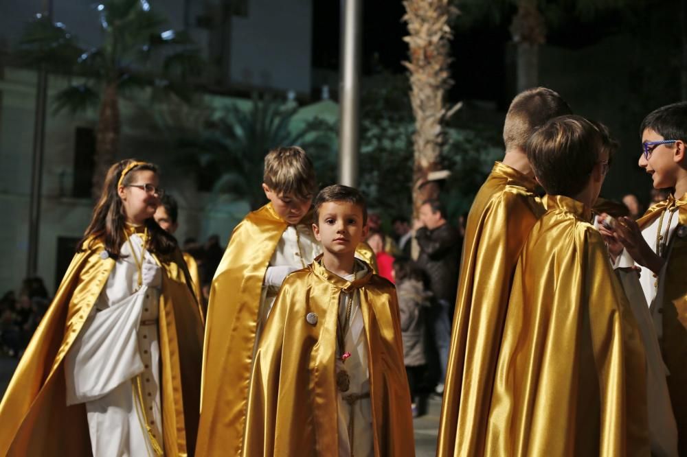 Miles de personas contemplaron el paso de las imágenes de las seis cofradías que participan en Lunes Santo