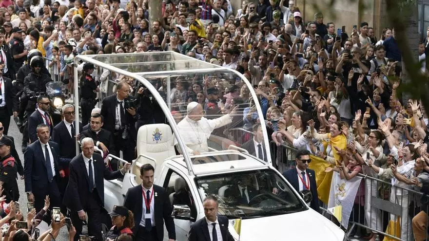 Así ha sido trayecto en papamóvil de León XIV rumbo a la Sagrada Familia