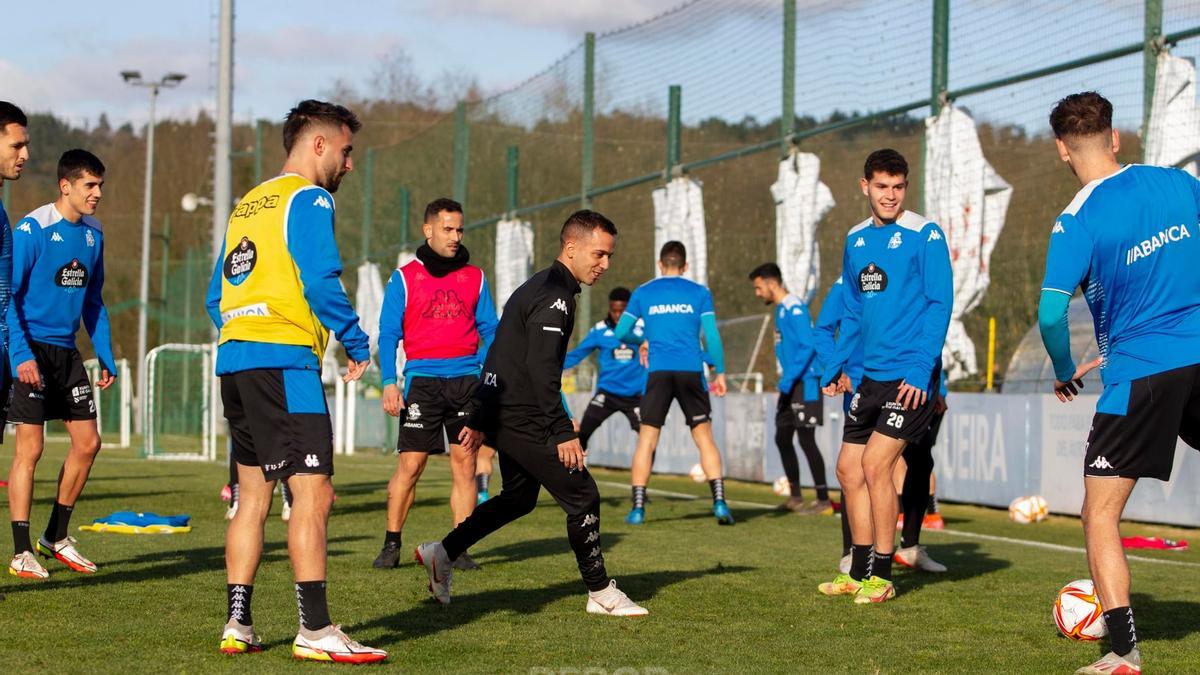 Borja Jiménez y Juan Carlos Menudo, al fondo, en un entrenamiento en Abegondo.