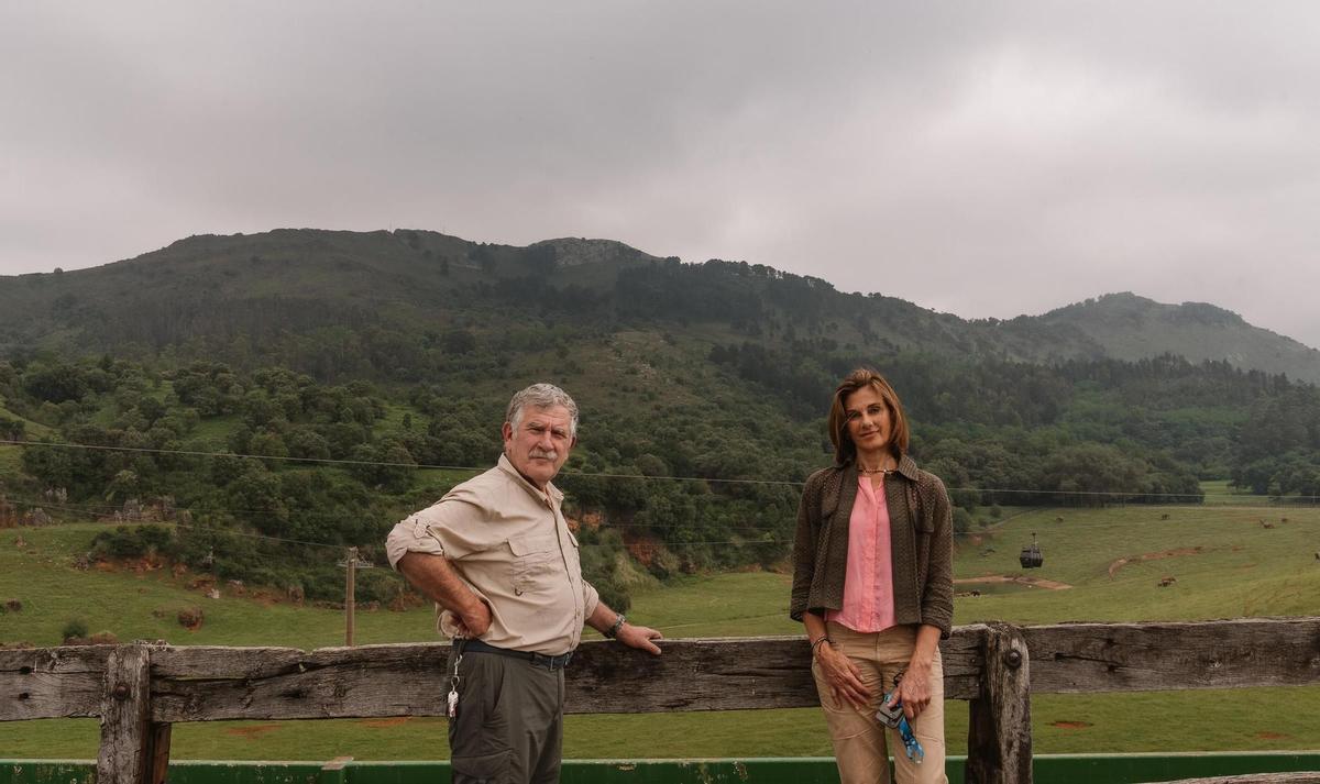 Santigo Borragan, jefe veterinario del parque de Cabárceno, y Elena Palacio, directora del Parque, frente a la instalación de los elefantes.