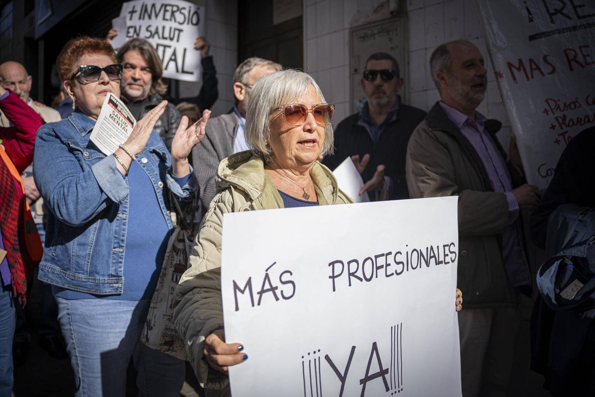 Protesta en Santa Coloma por las listas espera en salud mental