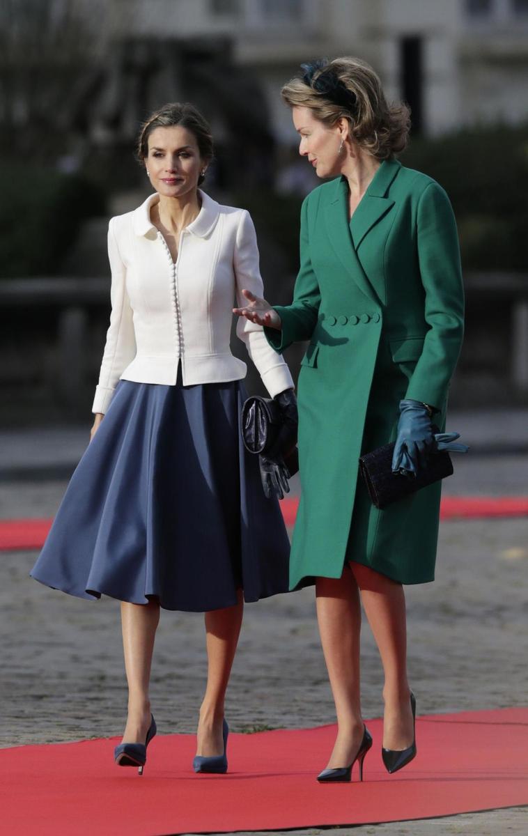 Doña Letizia brilla en Bélgica con look de felipe Varela