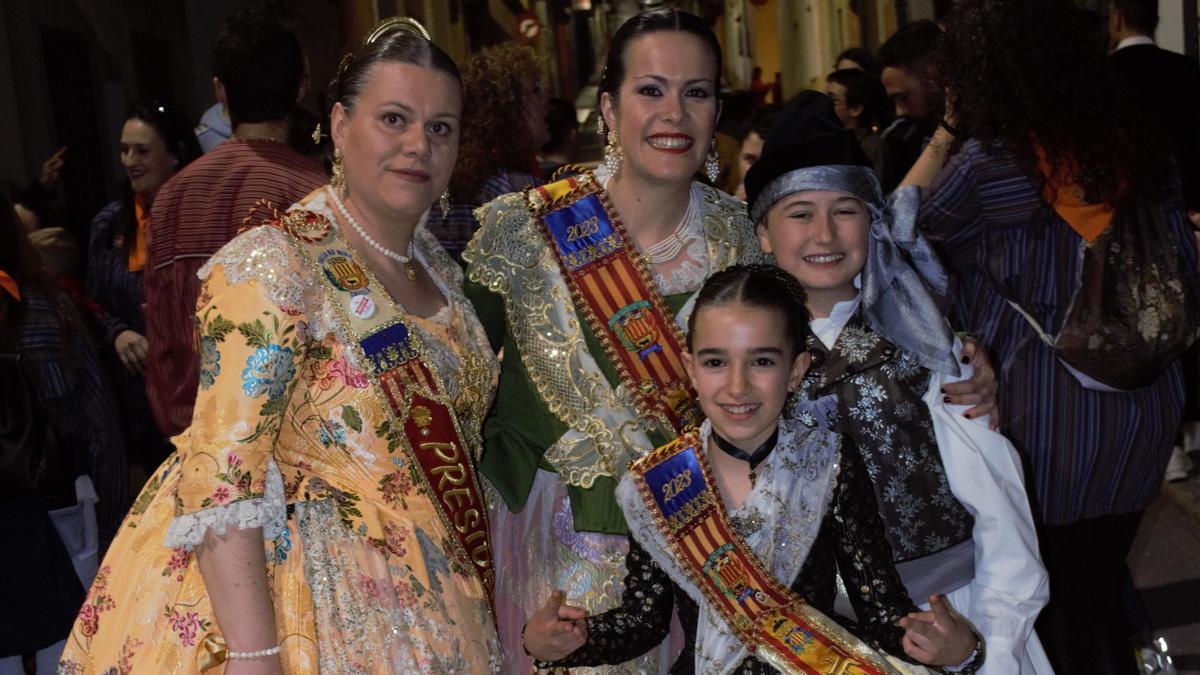 Clara y Ada, falleras mayores, con los presidentes Marcos y Mª José.