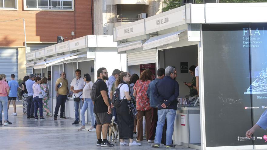 Sergio del Molino, José Luis Ferris y Asunción Valdés, en la Feria del Libro de Alicante