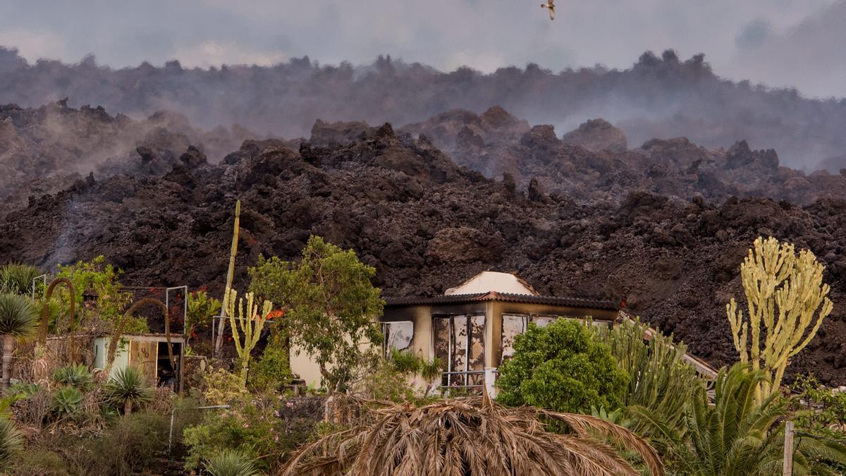 La lava sepulta una de las viviendas en La Palma.