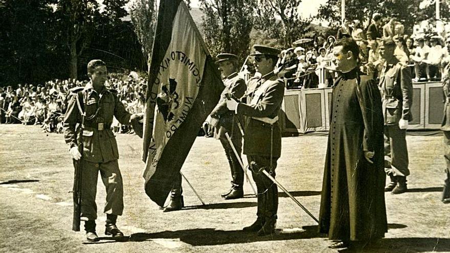 Manuel Coque, jurando bandera en las milicias universitarias en Segovia.