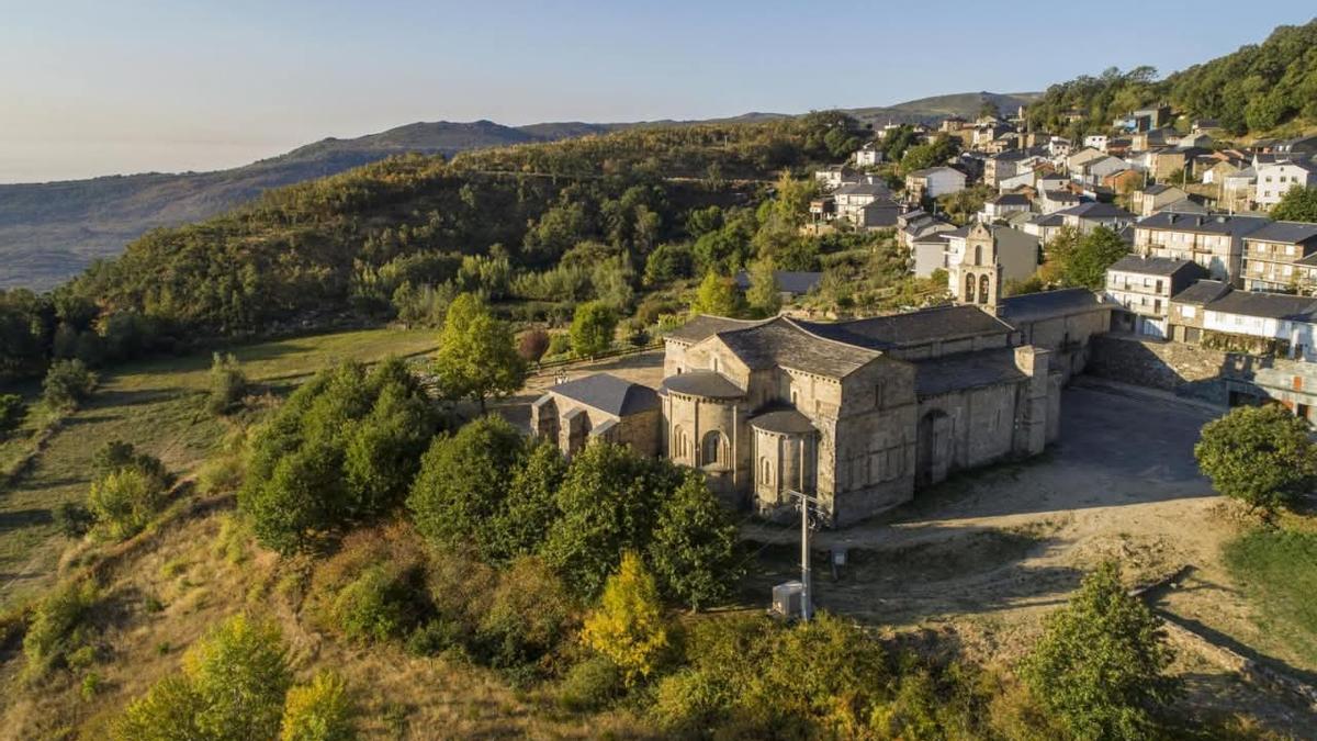 San Martín de Castañeda con vistas al monasterio.
