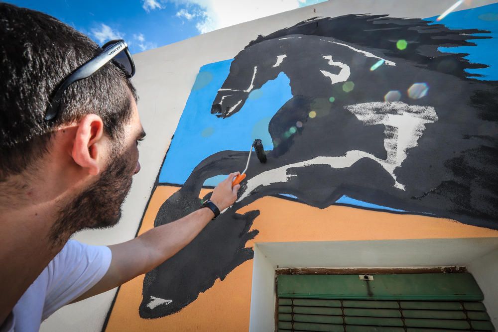 Más de doscientos murales con imágenes y poesías que recuerdan a la figura del poeta oriolano Miguel Hernández en el barrio de San isidro de Orihuela en un museo urbano que este fin de semana cuenta a