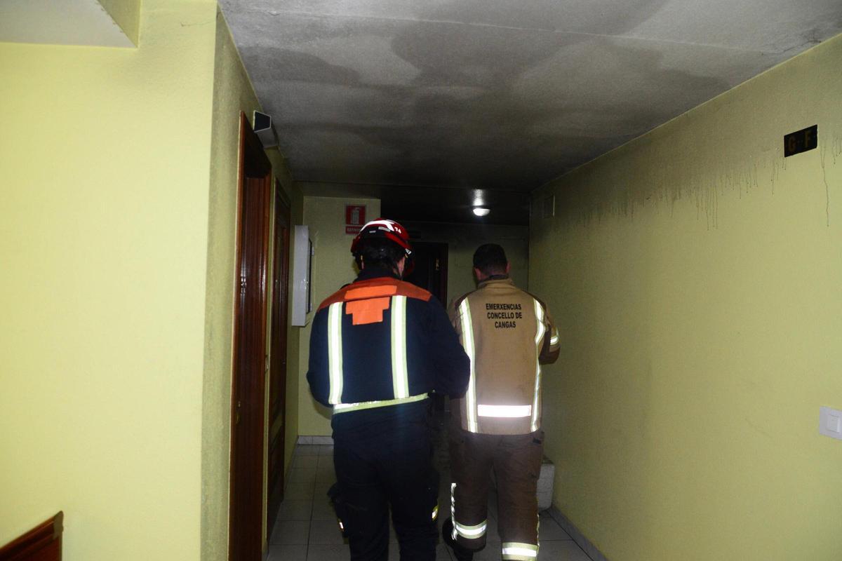 Efectivos de emergencias este mediodía en el edifcio del incendio en la avenida de Vigo.