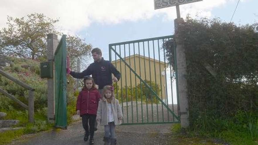 Dos niñas salen ayer de la escuela rural de Aralde. // Noé Parga